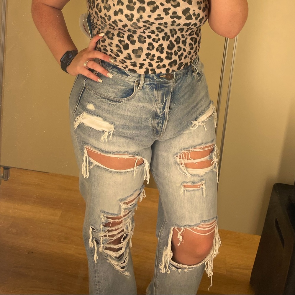 size 12 american eagle mom jeans, never worn :)